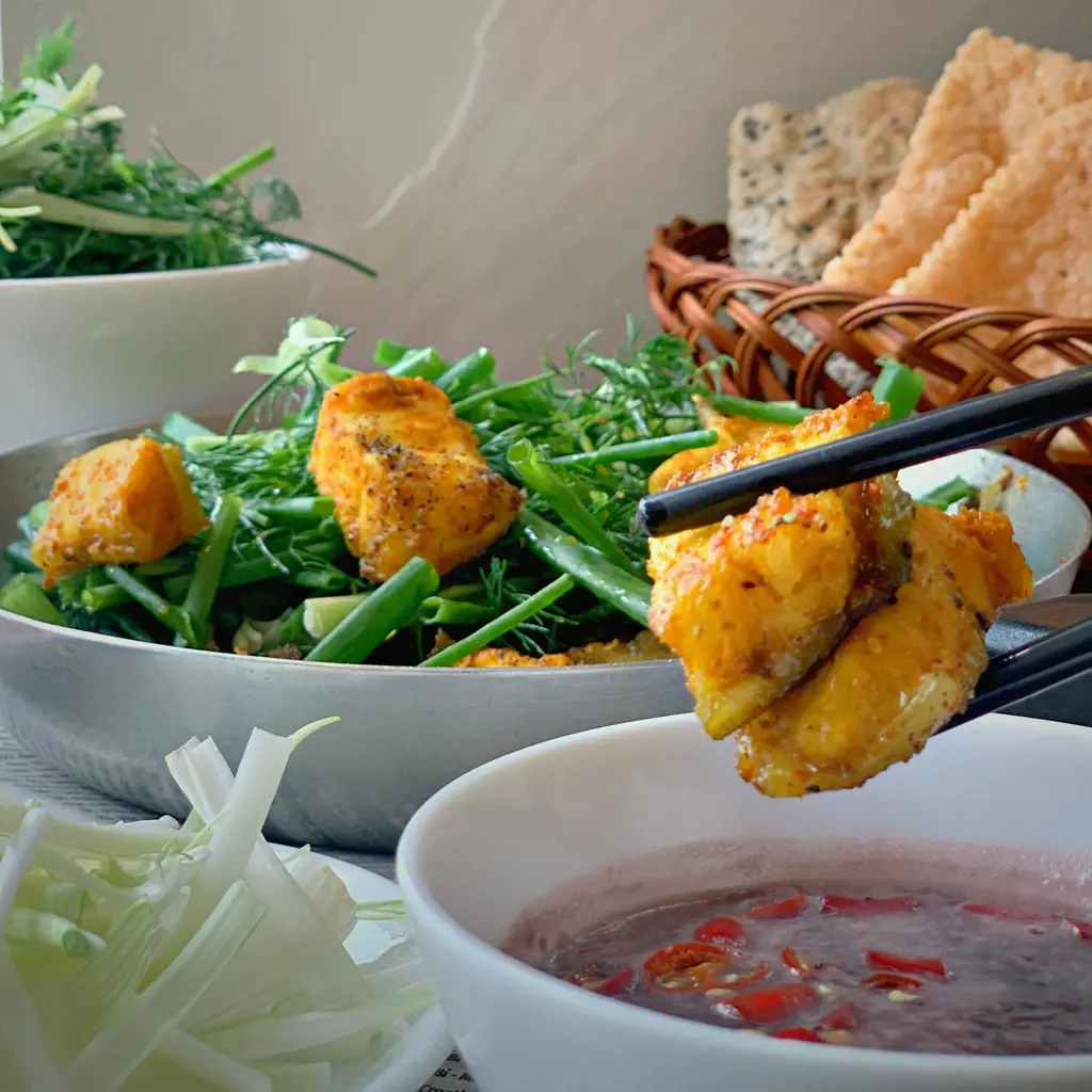 Chả cá lã vọng chấm mắm tôm